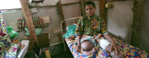 Kvinna som skadats av minor i DR Kongo.
