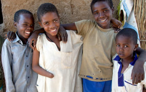 Pojkar i Sudan, varav en har skadats av minor.