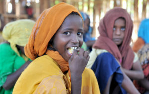 Etiopisk flicka äter skolmat