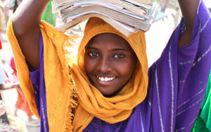 Etiopisk flicka med skolböcker