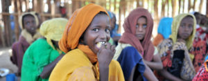 Flickor i Etiopien äter skolmat