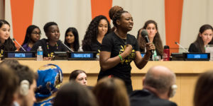 Ungdom talar i FN med anledning av internationella flickadagen 2017. Foto: UN Photo/Kim Haugthon