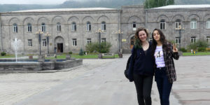 Praktikanten Erika och Caxik på torget i Goris, Armenien.