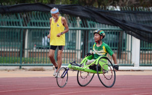 Två motionärer, varav en i rullstol. Foto: Chattasa/Unsplash