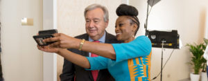 Antonio Guterres poserar för en selfie med journalisten Femi Oke. Foto: UN Photo