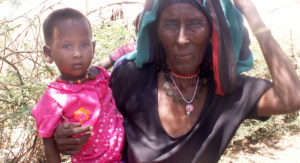 Undauka och hennes barnbarn i byn Urrafita