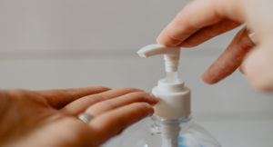 Händer och handsanoitet. Foto: Kelly Sikkema/Unsplash