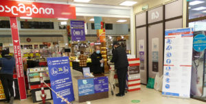 En affär i Georgien där kunder tar handsprit för att få gå in på grund av coronaviruset.