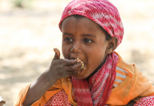 Flicka i Etiopien får skolmat