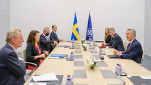 Utrikesminister Ann Linde i samtal med Natos generalsekreterare Jens Stoltenberg. Foto: Nato.