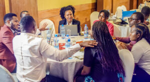 Grupp av ungdomar diskuterar i Tanzania. Foto: UNAT