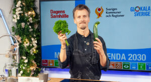 Matinspiratören Paul Svensson håller i grönsaker.