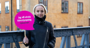 Anna Bergendahl håller upp skylt mot könsstympning