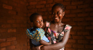 Florence med sin två år gamla dotter Tricia i byn Maliyela, Malawi.