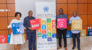 FN-förbundet i Tanzania håller i globala målen-skyltar