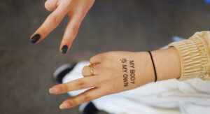 Händer med tatuering "my body is my own"
