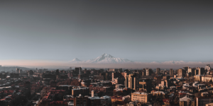 Staden Yerevan i Armenien avtecknar sig framför berg i fjärran