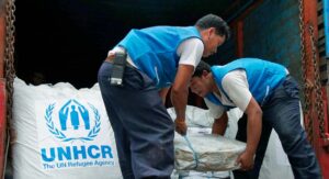Biståndsarbetare för UNHCR lastar nödskyddsförnödenheter på lastbilar för distribution till de överlevande från cyklonen "Nargis".
