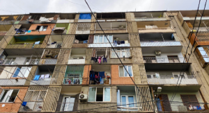 Ett slitet höghus i Georgien där tvätt hänger från balkongerna