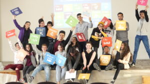 Ungdomar från Armeniens FN-förbund håller upp skyltar med de globala målen på.