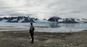Ellen Tingström, ambassadör för de globala målen 2021, står framför en glaciär på Svalbard.