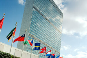 FN:s högkvarter i New York med flaggor från olika länder framför