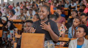 Ungdom står och talar inför publik på CSO Week.