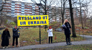 Svenska FN-förbundets ordaförande ANeelie Börjesson talar under en demonstration mot Rysslands krig i Ukraina utanför ryska ambassaden.