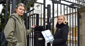 Svenska FN-förbundets generalsekreterare Cecilia Tengroth och ordförande Annelie Börjesson håller upp en samling av 6 700 namnunderskrifter mot Rysslands krig i Ukraina utanför den ryska ambassaden.