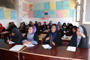 Ett klassrum med elever i en av Afghanistankomitéens skolor i Qarabagh under pågående lektion.