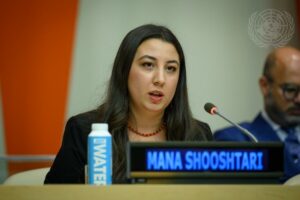 Den iranska kvinnorättaktivisten Mana Shooshtari talar under den internationella dagen mot våld mot kvinnor i november 2022.