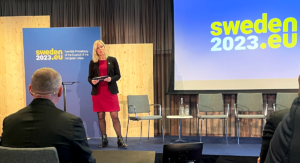 Sveriges jämställdhetsminister Paulina Brandberg talar på scen under en högnivåkonferens på temat mänskliga rättigheter.