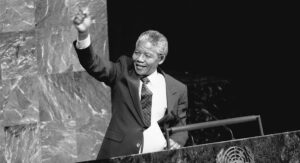 Nelson Mandela, höjer näven i luften medan han talar till Special Committee Against Apartheid i FN:s Generalförsamling.