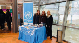 Eleanor Charlton-Hunt, Daisy Samad och Felicia Andersson från Växjö FN-förening på plats på ett event på Linnéuniversitetet.