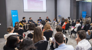 Ungdomar sitter och lyssnar på ett föredrag, Youth for Women’s Right, arrangerat av FN-förbundet i Georgien.